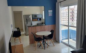 066 Aviação Beira MAR com varanda - 1 dorm - 15 metros da praia - WI FI - Garagem Gratuita